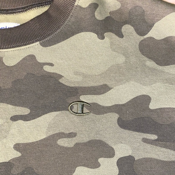 Champion pullover sweater in green camo. Size Large - Picture 4 of 8